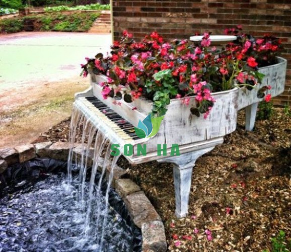 Đài phun nước được làm từ chiếc piano cũ